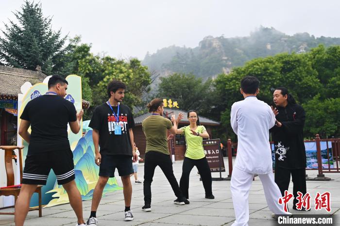 7月14日，甘肅省平?jīng)鍪嗅轻忌骄皡^(qū)內(nèi)，外籍武術(shù)愛好者學(xué)習(xí)崆峒派武術(shù)。7月13日至14日，“2024年北京體育大學(xué)第十五屆國(guó)際武術(shù)比賽交流大會(huì)暨首屆崆峒山國(guó)際武術(shù)大會(huì)”舉行，大會(huì)也在崆峒山景區(qū)進(jìn)行問道崆峒、武術(shù)高級(jí)研修班、崆峒拜師等系列活動(dòng)。中新社記者 李亞龍 攝</p>
<p>