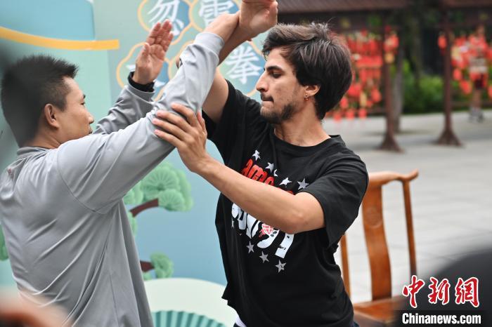 7月14日，甘肅省平?jīng)鍪嗅轻忌骄皡^(qū)內(nèi)，外籍武術(shù)愛好者(右)進(jìn)行忽雷太極拳切磋。7月13日至14日，“2024年北京體育大學(xué)第十五屆國(guó)際武術(shù)比賽交流大會(huì)暨首屆崆峒山國(guó)際武術(shù)大會(huì)”舉行，大會(huì)也在崆峒山景區(qū)進(jìn)行問道崆峒、武術(shù)高級(jí)研修班、崆峒拜師等系列活動(dòng)。中新社記者 李亞龍 攝</p>
<p>
