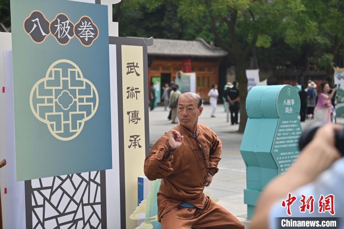 7月14日，甘肅省平?jīng)鍪嗅轻忌骄皡^(qū)內(nèi)，八極拳傳承人展示八極拳。7月13日至14日，“2024年北京體育大學(xué)第十五屆國(guó)際武術(shù)比賽交流大會(huì)暨首屆崆峒山國(guó)際武術(shù)大會(huì)”舉行，大會(huì)也在崆峒山景區(qū)進(jìn)行問道崆峒、武術(shù)高級(jí)研修班、崆峒拜師等系列活動(dòng)。中新社記者 李亞龍 攝</p>
<p>