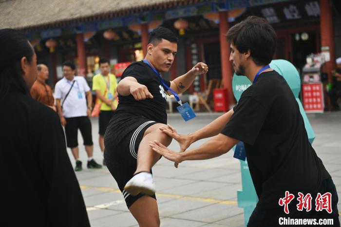 7月14日，甘肅省平?jīng)鍪嗅轻忌骄皡^(qū)內(nèi)，外籍武術(shù)愛好者切磋武藝。7月13日至14日，“2024年北京體育大學(xué)第十五屆國(guó)際武術(shù)比賽交流大會(huì)暨首屆崆峒山國(guó)際武術(shù)大會(huì)”舉行，大會(huì)也在崆峒山景區(qū)進(jìn)行問道崆峒、武術(shù)高級(jí)研修班、崆峒拜師等系列活動(dòng)。中新社記者 李亞龍 攝
