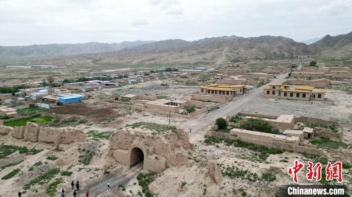 7月13日，位于山丹漢明長(zhǎng)城遺址里的硤口古城。(無人機(jī)圖片) 　九美旦增 攝