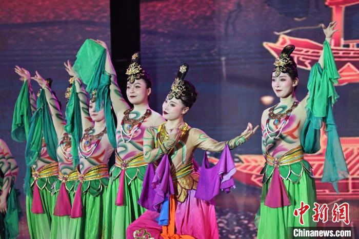 7月19日晚，第五屆黃河之濱文藝展演在蘭州體育文化廣場開幕。圖為開幕式演出敦煌舞蹈。張曦予 攝