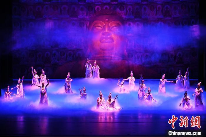7月18日晚，中國(guó)經(jīng)典舞劇《絲路花雨》在甘肅蘭州黃河劇院進(jìn)行演出。中國(guó)經(jīng)典舞劇《絲路花雨》迎來(lái)45周年，7月17日-8月4日在蘭州開(kāi)啟為期多天的駐場(chǎng)演出。該舞劇取材于敦煌莫高窟壁畫(huà)，集中國(guó)霓裳羽衣舞、敦煌舞、印度舞、黑巾舞、波斯馬鈴舞等于一身，自1979年演出至今，該劇先后在40多個(gè)國(guó)家和地區(qū)演出近4000場(chǎng)，觀眾550多萬(wàn)人次。中新社記者 李亞龍 攝</p>
<p>