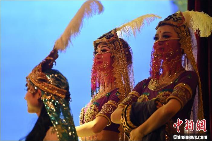 7月18日晚，中國(guó)經(jīng)典舞劇《絲路花雨》在甘肅蘭州黃河劇院進(jìn)行演出。中國(guó)經(jīng)典舞劇《絲路花雨》迎來(lái)45周年，7月17日-8月4日在蘭州開(kāi)啟為期多天的駐場(chǎng)演出。該舞劇取材于敦煌莫高窟壁畫(huà)，集中國(guó)霓裳羽衣舞、敦煌舞、印度舞、黑巾舞、波斯馬鈴舞等于一身，自1979年演出至今，該劇先后在40多個(gè)國(guó)家和地區(qū)演出近4000場(chǎng)，觀眾550多萬(wàn)人次。中新社記者 李亞龍 攝</p>
<p>