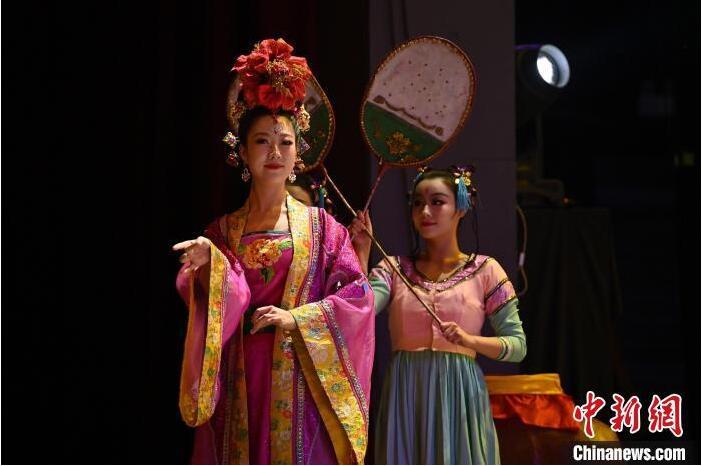 7月18日晚，中國(guó)經(jīng)典舞劇《絲路花雨》在甘肅蘭州黃河劇院進(jìn)行演出。中國(guó)經(jīng)典舞劇《絲路花雨》迎來(lái)45周年，7月17日-8月4日在蘭州開(kāi)啟為期多天的駐場(chǎng)演出。該舞劇取材于敦煌莫高窟壁畫(huà)，集中國(guó)霓裳羽衣舞、敦煌舞、印度舞、黑巾舞、波斯馬鈴舞等于一身，自1979年演出至今，該劇先后在40多個(gè)國(guó)家和地區(qū)演出近4000場(chǎng)，觀眾550多萬(wàn)人次。中新社記者 李亞龍 攝</p>
<p>