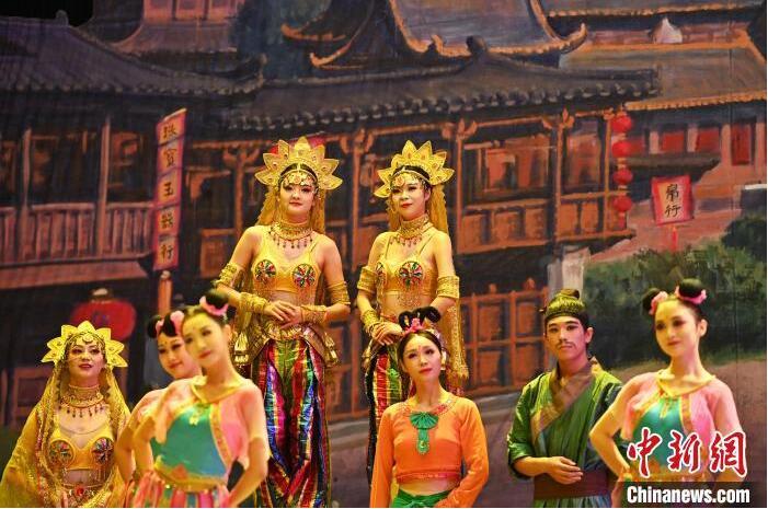 7月18日晚，中國(guó)經(jīng)典舞劇《絲路花雨》在甘肅蘭州黃河劇院進(jìn)行演出。中國(guó)經(jīng)典舞劇《絲路花雨》迎來(lái)45周年，7月17日-8月4日在蘭州開(kāi)啟為期多天的駐場(chǎng)演出。該舞劇取材于敦煌莫高窟壁畫(huà)，集中國(guó)霓裳羽衣舞、敦煌舞、印度舞、黑巾舞、波斯馬鈴舞等于一身，自1979年演出至今，該劇先后在40多個(gè)國(guó)家和地區(qū)演出近4000場(chǎng)，觀眾550多萬(wàn)人次。中新社記者 李亞龍 攝</p>
<p>