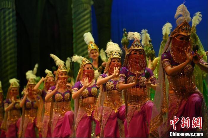 7月18日晚，中國(guó)經(jīng)典舞劇《絲路花雨》在甘肅蘭州黃河劇院進(jìn)行演出。中國(guó)經(jīng)典舞劇《絲路花雨》迎來(lái)45周年，7月17日-8月4日在蘭州開(kāi)啟為期多天的駐場(chǎng)演出。該舞劇取材于敦煌莫高窟壁畫(huà)，集中國(guó)霓裳羽衣舞、敦煌舞、印度舞、黑巾舞、波斯馬鈴舞等于一身，自1979年演出至今，該劇先后在40多個(gè)國(guó)家和地區(qū)演出近4000場(chǎng)，觀眾550多萬(wàn)人次。中新社記者 李亞龍 攝</p>
<p>
