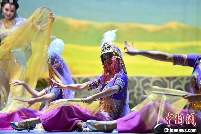 7月18日晚，中國(guó)經(jīng)典舞劇《絲路花雨》在甘肅蘭州黃河劇院進(jìn)行演出。中國(guó)經(jīng)典舞劇《絲路花雨》迎來(lái)45周年，7月17日-8月4日在蘭州開(kāi)啟為期多天的駐場(chǎng)演出。該舞劇取材于敦煌莫高窟壁畫(huà)，集中國(guó)霓裳羽衣舞、敦煌舞、印度舞、黑巾舞、波斯馬鈴舞等于一身，自1979年演出至今，該劇先后在40多個(gè)國(guó)家和地區(qū)演出近4000場(chǎng)，觀眾550多萬(wàn)人次。中新社記者 李亞龍 攝</p>
<p>