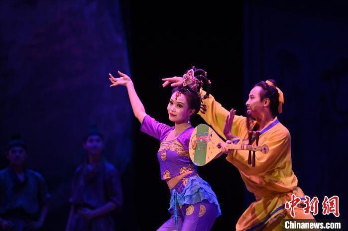 7月18日晚，中國(guó)經(jīng)典舞劇《絲路花雨》在甘肅蘭州黃河劇院進(jìn)行演出。中國(guó)經(jīng)典舞劇《絲路花雨》迎來(lái)45周年，7月17日-8月4日在蘭州開(kāi)啟為期多天的駐場(chǎng)演出。該舞劇取材于敦煌莫高窟壁畫(huà)，集中國(guó)霓裳羽衣舞、敦煌舞、印度舞、黑巾舞、波斯馬鈴舞等于一身，自1979年演出至今，該劇先后在40多個(gè)國(guó)家和地區(qū)演出近4000場(chǎng)，觀眾550多萬(wàn)人次。中新社記者 李亞龍 攝</p>
<p>