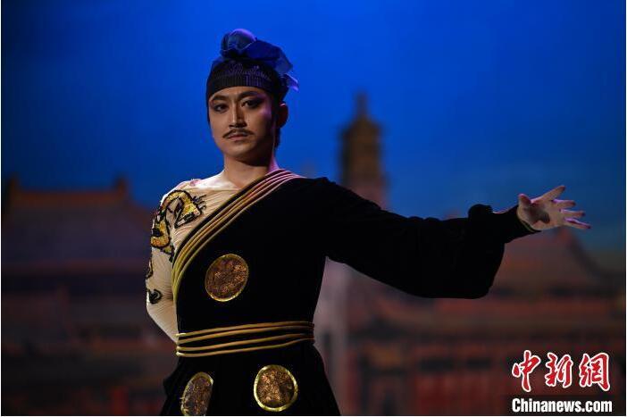 7月18日晚，中國(guó)經(jīng)典舞劇《絲路花雨》在甘肅蘭州黃河劇院進(jìn)行演出。中國(guó)經(jīng)典舞劇《絲路花雨》迎來(lái)45周年，7月17日-8月4日在蘭州開(kāi)啟為期多天的駐場(chǎng)演出。該舞劇取材于敦煌莫高窟壁畫(huà)，集中國(guó)霓裳羽衣舞、敦煌舞、印度舞、黑巾舞、波斯馬鈴舞等于一身，自1979年演出至今，該劇先后在40多個(gè)國(guó)家和地區(qū)演出近4000場(chǎng)，觀眾550多萬(wàn)人次。中新社記者 李亞龍 攝