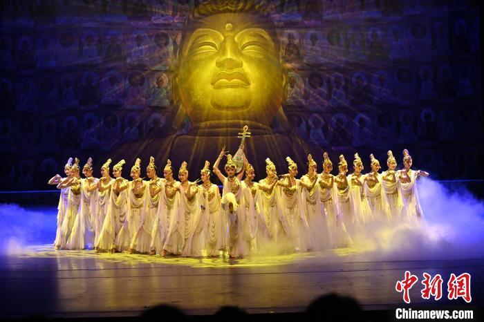 7月18日晚，中國經(jīng)典舞劇《絲路花雨》在甘肅蘭州黃河劇院演出。李亞龍 攝