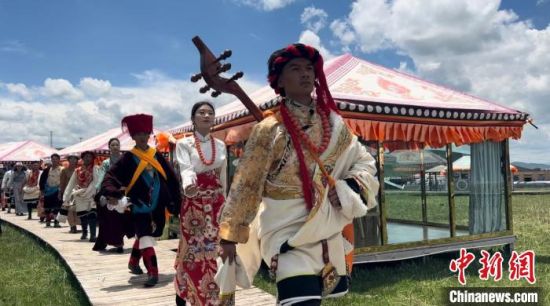 2024年6月，甘肅甘南藏族自治州上演藏服時(shí)裝秀。(資料圖)高瑩 攝