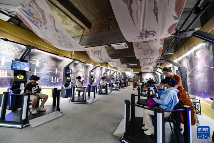 7月22日，游客線下體驗(yàn)“尋境敦煌——數(shù)字敦煌沉浸展”。新華社記者 郎兵兵 攝</p>
<p>