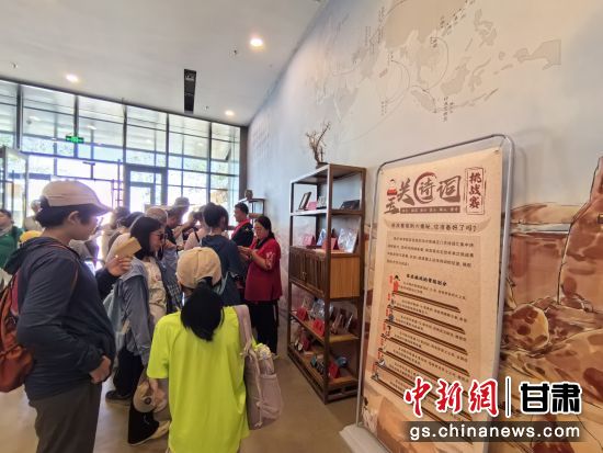 近日，玉門關(guān)遺址景區(qū)開啟了一場精彩紛呈的玉關(guān)詩詞挑戰(zhàn)賽，吸引眾多游人參與其中。玉門關(guān)遺址景區(qū)供圖