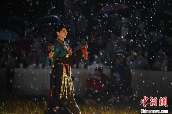 圖為2024年8月6日晚大賽現場模特進行比賽。李亞龍 攝