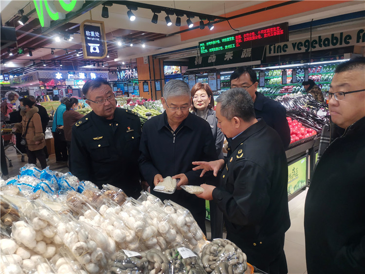 圖為市委常委、市紀(jì)委書(shū)記、市監(jiān)委主任張學(xué)勇調(diào)研食品安全責(zé)任包保企業(yè)西部天地商貿(mào)有限責(zé)任公司.jpg
