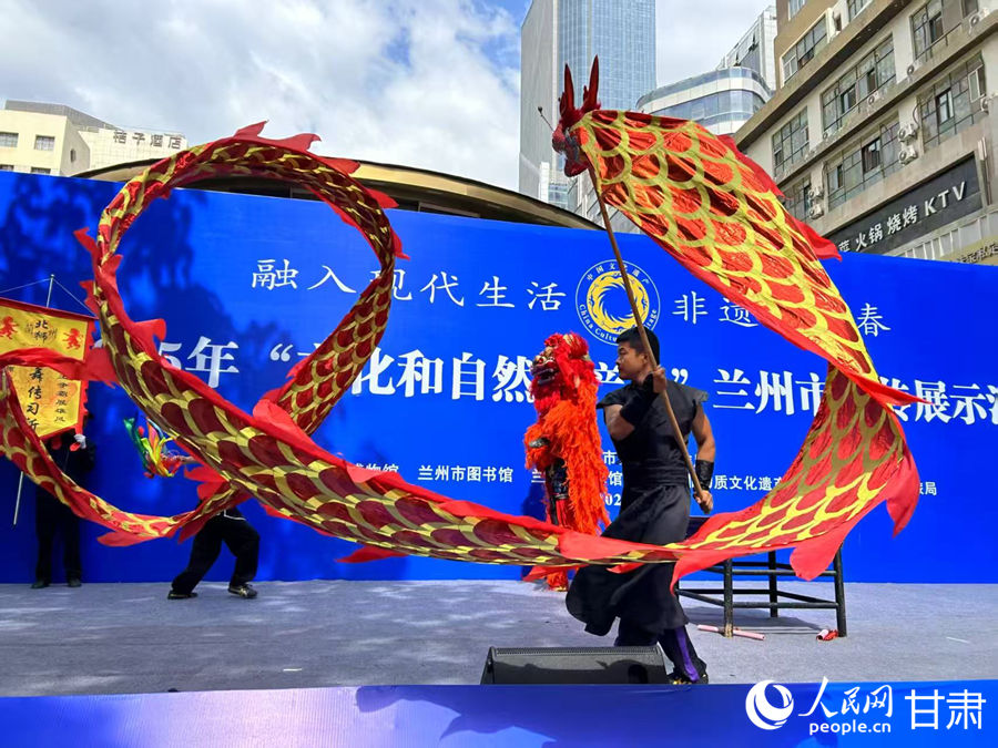 柴宗峰在2025年“文化和自然遺產(chǎn)日”蘭州市非遺宣傳展示活動(dòng)中表演舞獅。人民網(wǎng)記者 焦隆攝