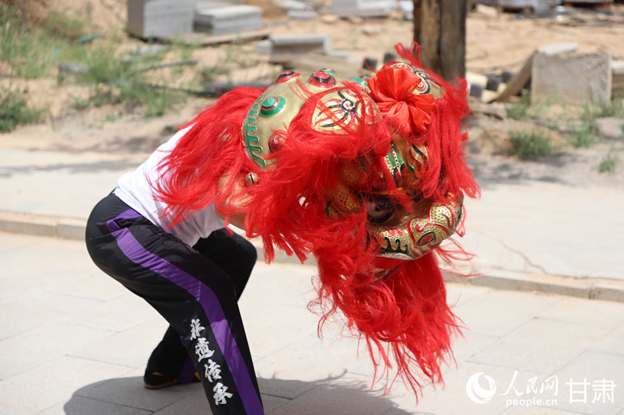 柴宗峰在桃林村展示蘭州北獅風(fēng)采。人民網(wǎng)記者 焦隆攝
